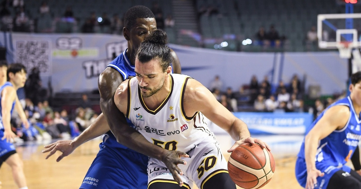 프로농구 LG, 삼성 추격 뿌리치고 2연승…10승 선착·단독 선두