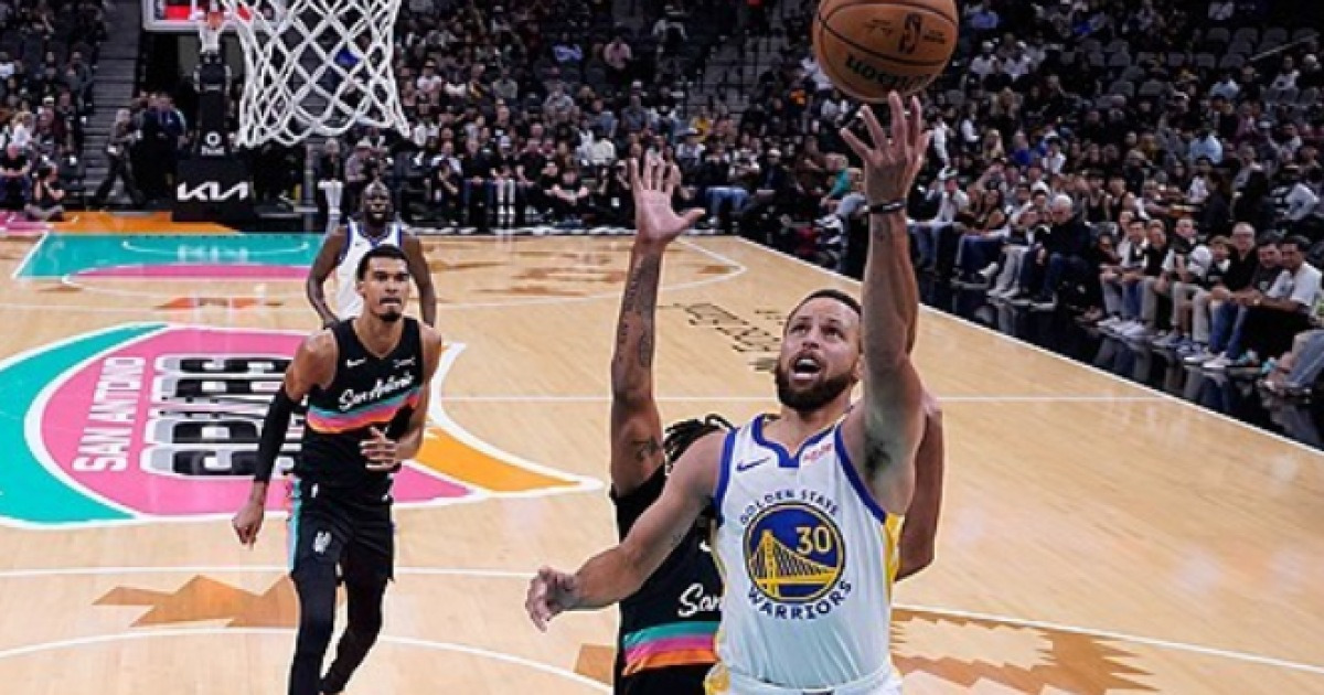 ‘돌아왔다’ 커리, ‘웸비’ 제대로 울렸다! SAS 상대 46점 폭격…골든스테이트는 연패 위기 벗어나