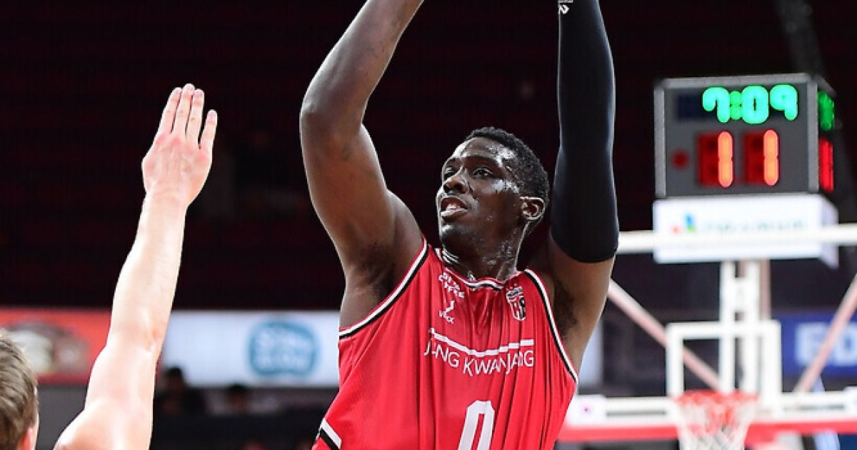 ‘오브라이언트 30점 맹폭’ 정관장, DB 꺾고 공동 1위 등극