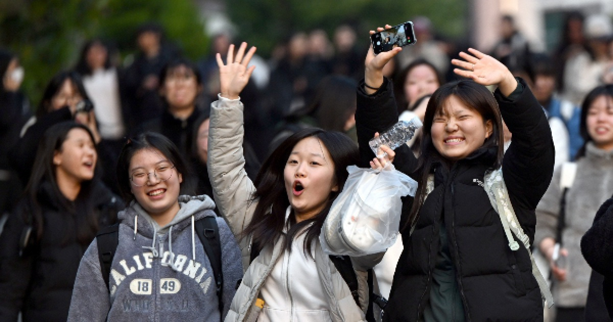수능 종료 후 수험생 모습