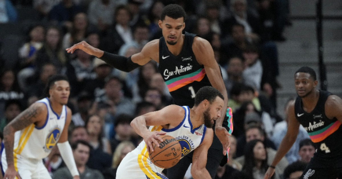 '영점 잡았다' 커리, 46점 폭발…'트리플 더블' 웸반야마 울렸다