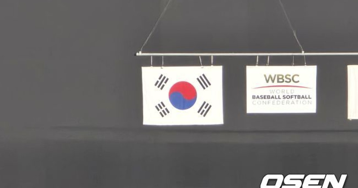 ‘태극기가 거꾸로인데?’ 화들짝 놀란 도쿄돔, 한일전 준비중 황당 해프닝 [오!쎈 도쿄]