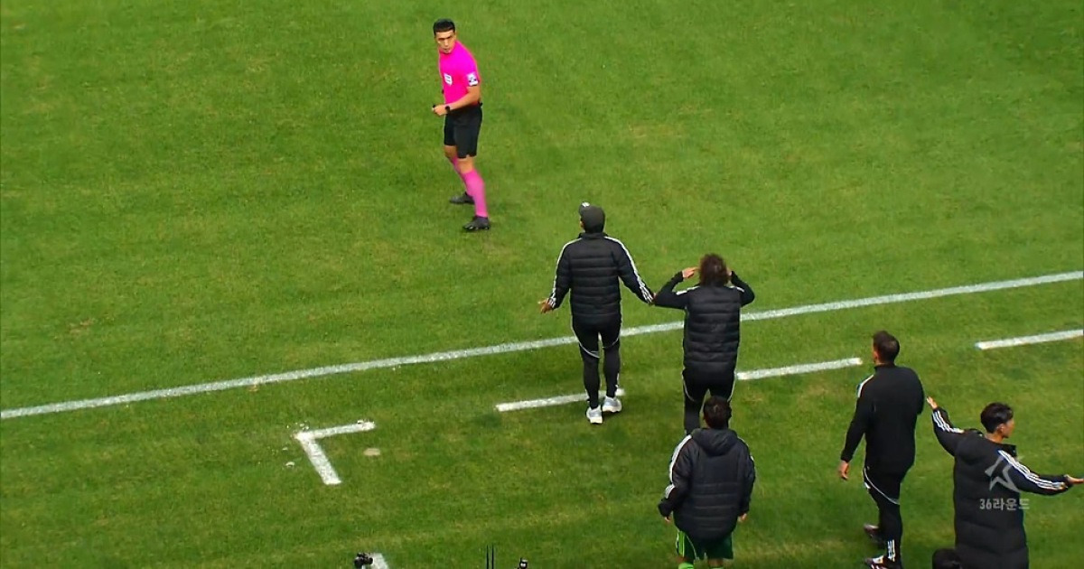 징계? 사과? 윤리교육? 피해자 보호? 재발시 무관용? 심판들이 안 하던 행동이네! 타리코 전북 코치 손가락 제스처 ‘인종차별’ 못박은 심판, 축구계는 싸늘…타리코 코치, “주먹감자? 팬 응원 유도, 손가락? ‘당신이 눈으로 보지 않았냐’ 의미” 입장 표명