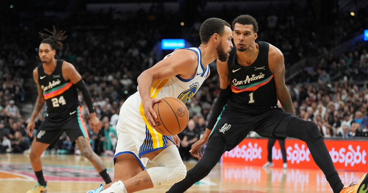 슈퍼스타 대격돌, ‘트리플더블’ 웸반야마 위에 ‘46점’ 커리가 있었다···골든스테이트, 샌안토니오에 125-120 승리