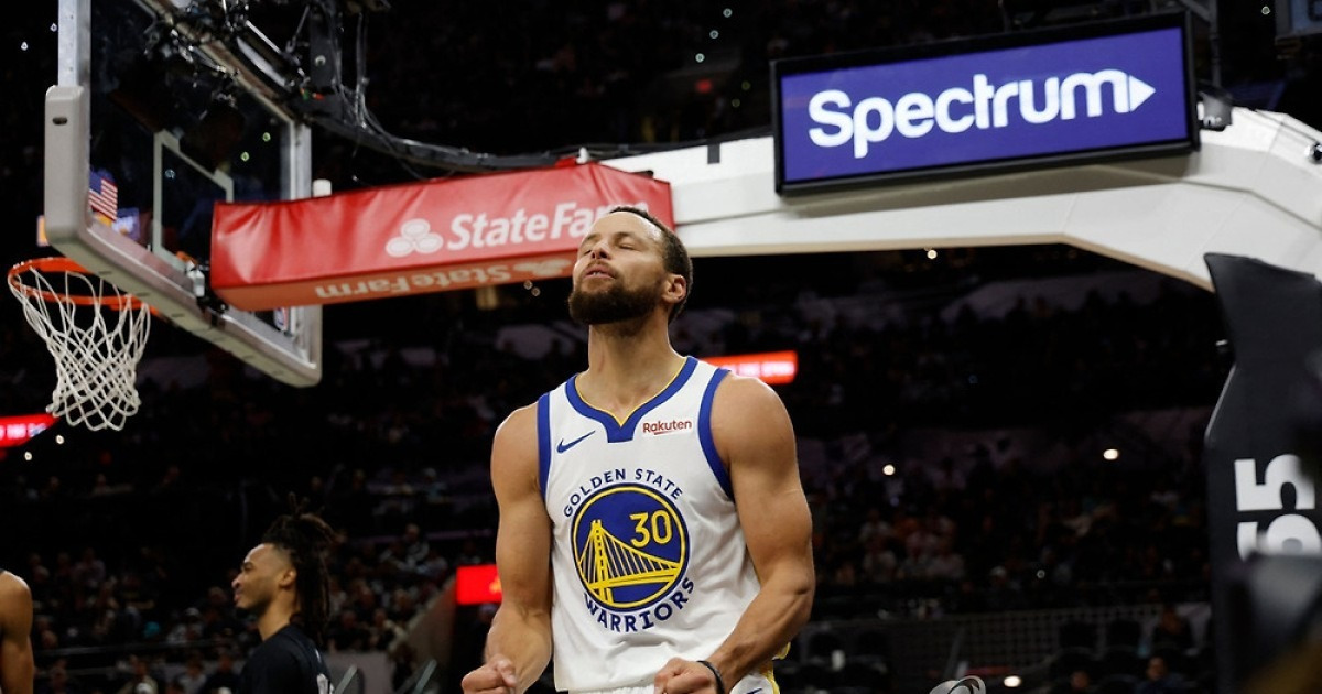 '트리플더블' 웸반야마 잠재운 골든스테이트 커리의 외곽포