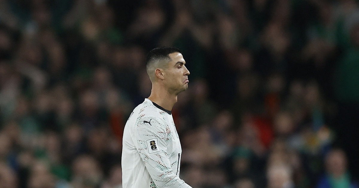 팔꿈치 가격으로 A매치 첫 ‘레드카드’ 받은 호날두···포르투갈, 아일랜드 원정서 0-2 완패