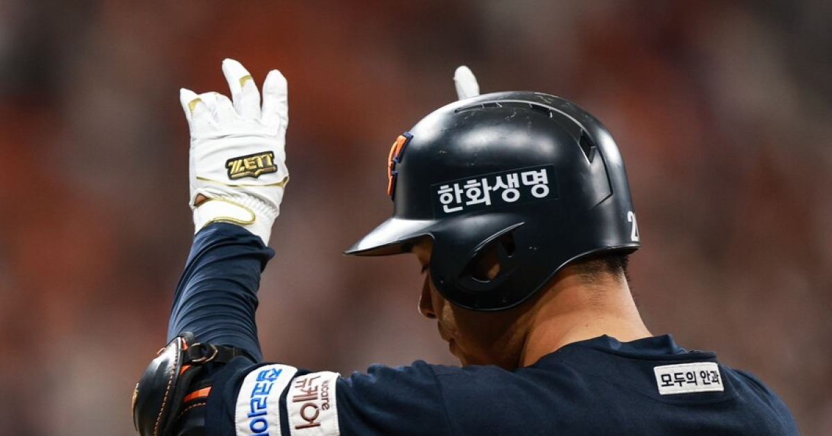 "하루만 더 야구장에 오게 해줘" 방출→한화행→KS 진출 베테랑의 절규…후배는 "죄송합니다" 고개를 숙였다