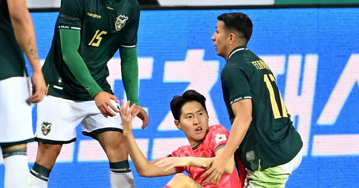 '볼리비아 집중 견제→아찔한 태클 해탈' 누구보다 잘하고 싶었던 이강인, 고개 푹 숙인 채 경기장 OUT[현장에서]