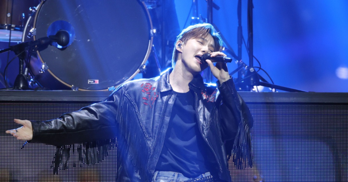 수호, 록 스피릿 폭발…무대 뒤흔든 카리스마+가창력 [2025 KGMA]