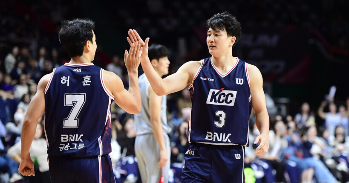 ‘완전체 선발 출전’ KCC, 최다 관중 앞에서 홈 개막전 완승