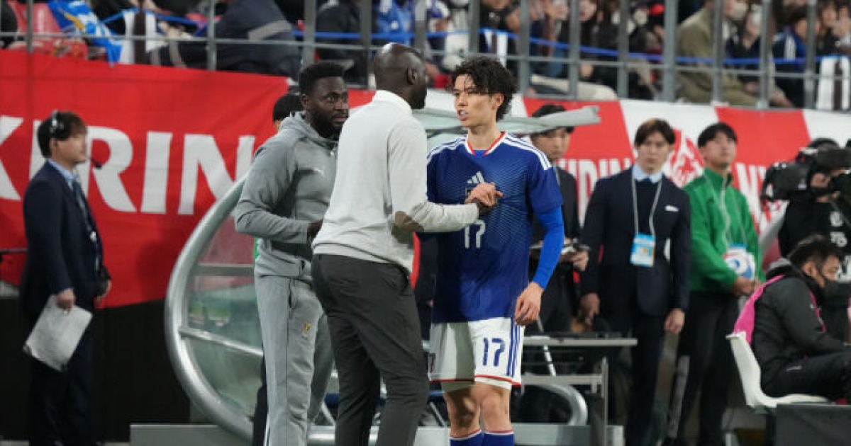 "예의 바른 일본인, 진심으로 고맙다" 파울 당했지만 상대 벤치 찾아가 사과 …충격적인 부상에도 가나 감독 극찬