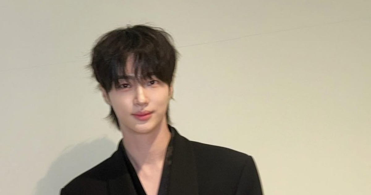 변우석, 감기 걸려도 빛나는 청순 비주얼…문짝만 한 190cm 뒤태 '든든'[스한★그램]