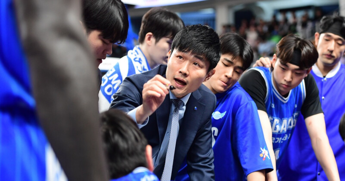 [경기 후] 강혁 한국가스공사 감독 “김준일이 오늘처럼 버텨주면 좋을 것 같다”... 양동근 현대모비스 감독 “(김)준일이에게 너무 많은 점수를 줬다”