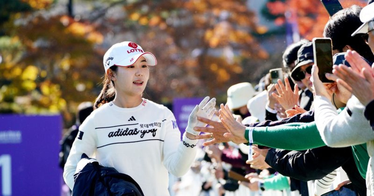 “서울에서 왔어요” 외치자 요원 제지에도 다가간 황유민… 약 30분 감동의 사인 행렬