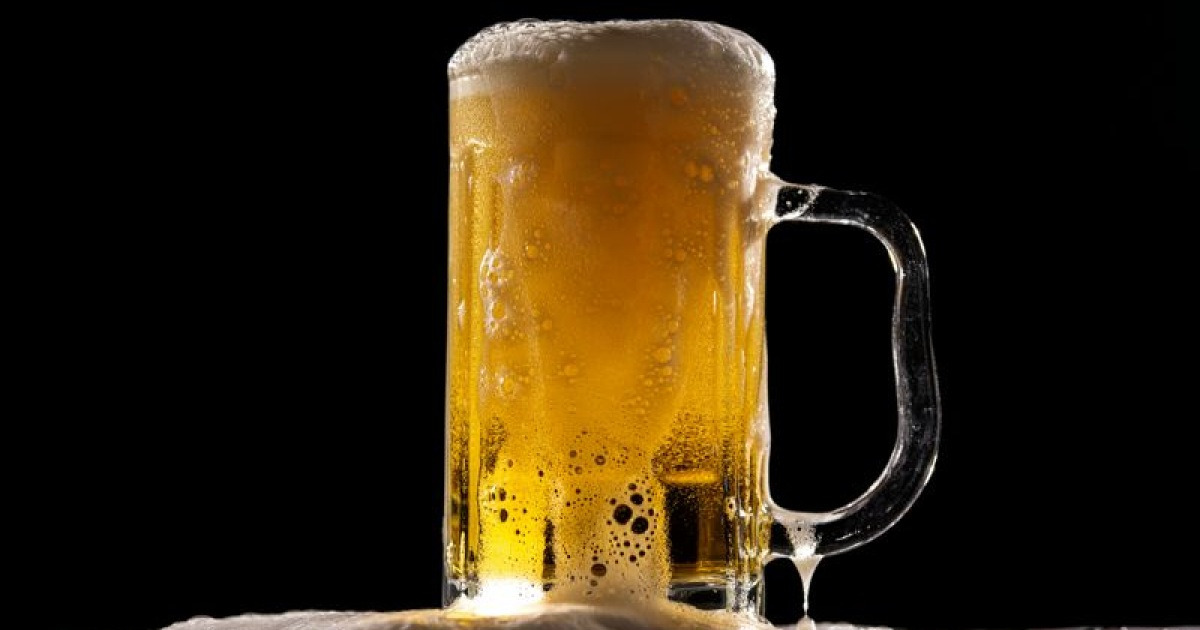 お酒を一杯飲むと髪の毛が抜けてしまいますか？アルコールと脱毛の相関関係