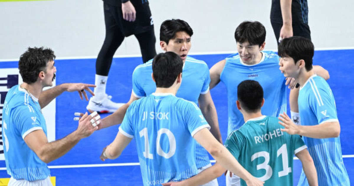 '5연승 고공 비행' 헤난이 웃었다! '강서브 장착+정지석 27점' 대한항공, 현대캐피탈에 3-2 역전승...1위 도약 [MD천안]