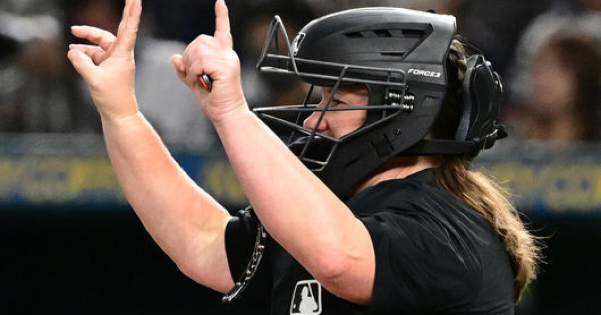 ‘1차전 판정 논란’ 여성 신인 심판, 2차전에서는 2루심 맡았다…ML 3년차 발루 심판이 주심  [오!쎈 도쿄]