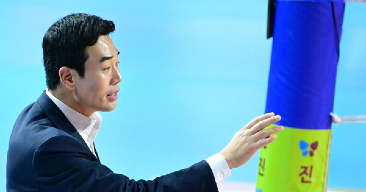 "오늘 경기로 선수들 위축되지 말길" 0-3 패배에도 선수들 격려한 고희진 감독