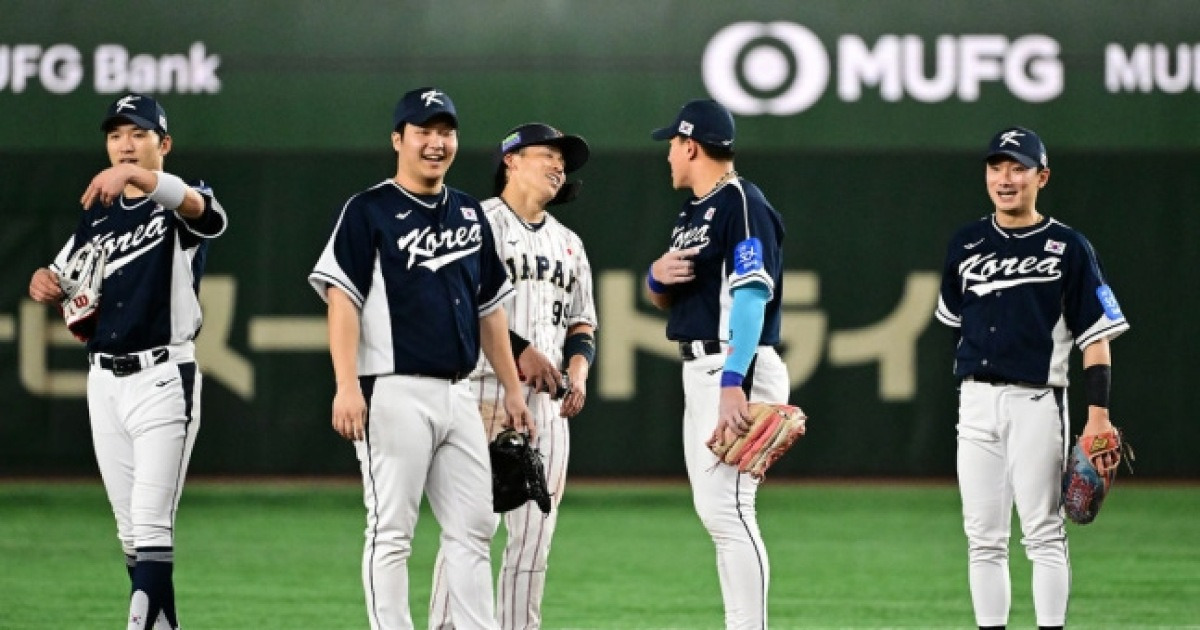 안현민·신민재가 둘러싼 日선수 어리둥절 "무슨 말인지 몰라서 웃기만 했다"