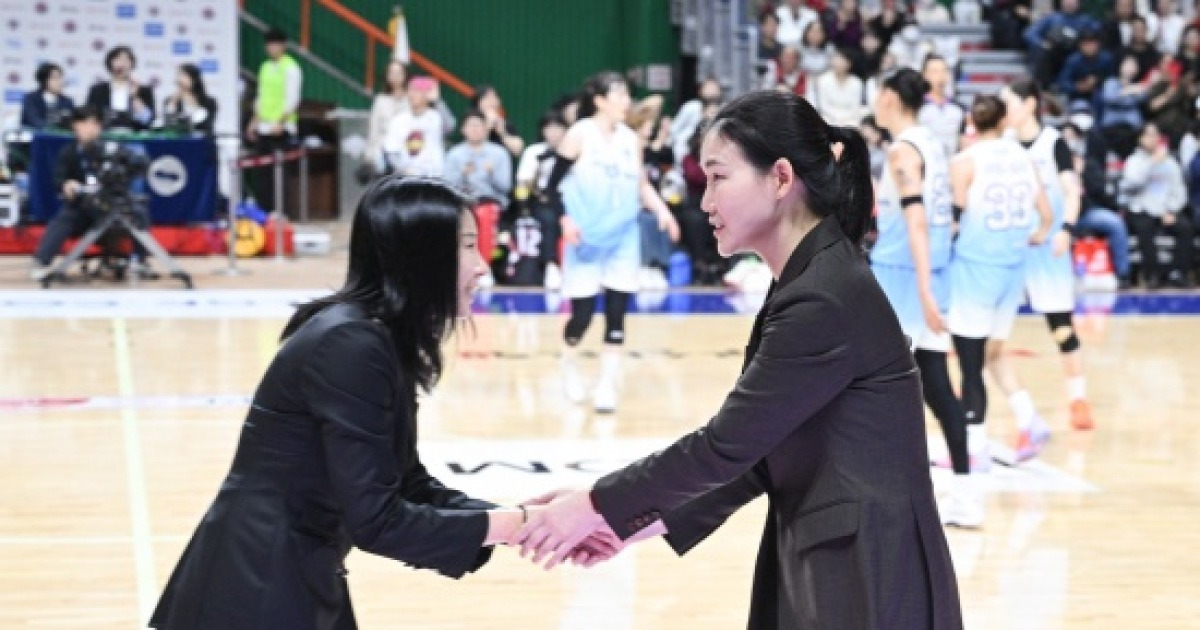 사상 첫 '여성감독' 맞대결 WKBL 개막전으로 성사…BNK 박정은, 신한 최윤아에 승리→65-54 제압