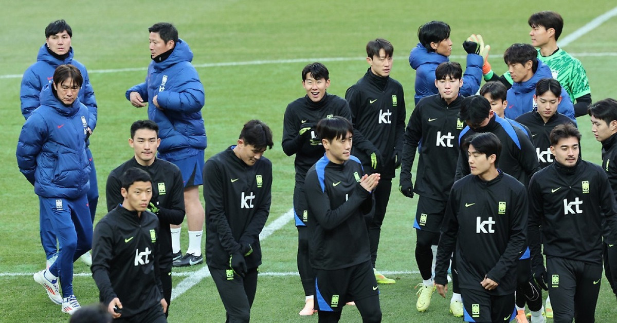 “시간 엄수 부탁합니다” 쌀쌀한 날씨, 오히려 ‘밀도 있는’ 훈련 진행…아로수 코치가 관계자에게 다가간 이유는? [SD 상암 라이브]