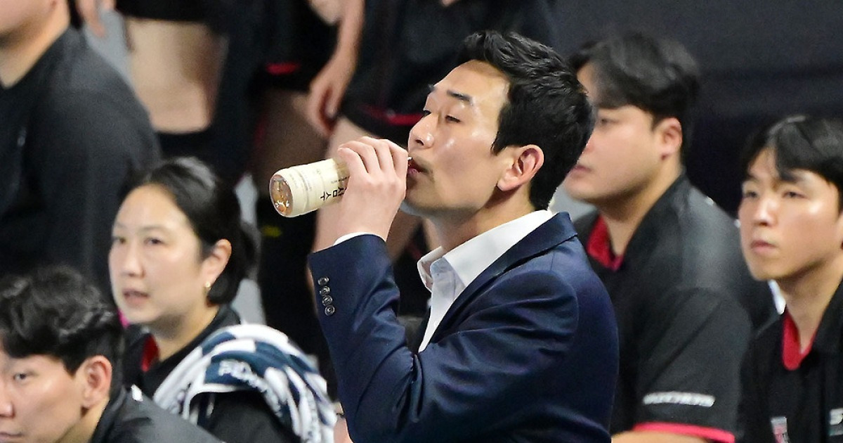 '0-3 셧아웃 패배'에도 선수들 감싼 고희진 감독…"위축되지 않았으면" [인천 현장]