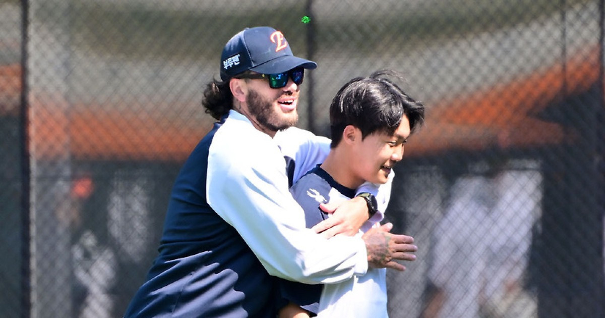폰세 깜짝 등장! "잘했어, 동생! 제법 선발투수 같네" 이렇게 애틋하다니…'털보 형', 막내 정우주 '실시간 응원'