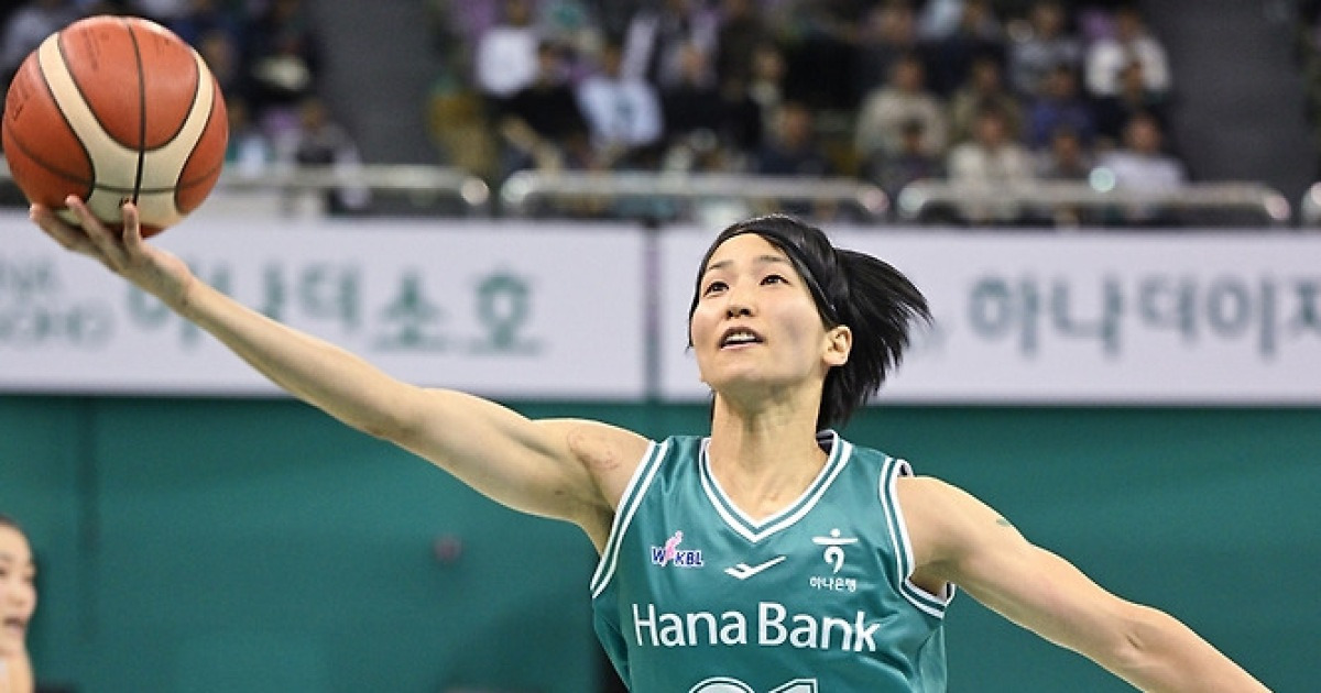 '이상범호' 하나은행, '위성우 매직' 우리은행 21점 차 대파