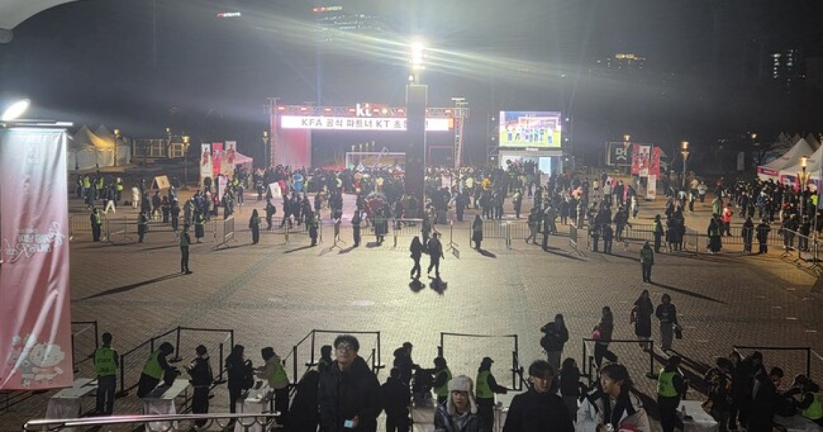 [442.live] ‘강추위’ 감안해도 관중이 너무 없다…가나전 예상 관중 ‘2만 명대’→킥오프 2시간 남았지만 한산한 상암