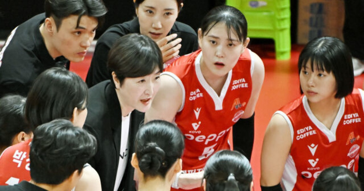 ‘홈 5연승’ 장소연 감독 “서브 강도 컨트롤 성공” - ‘4연패’ 강성형 감독 “카리, 무릎 통증으로 교체했다” [MD광주]