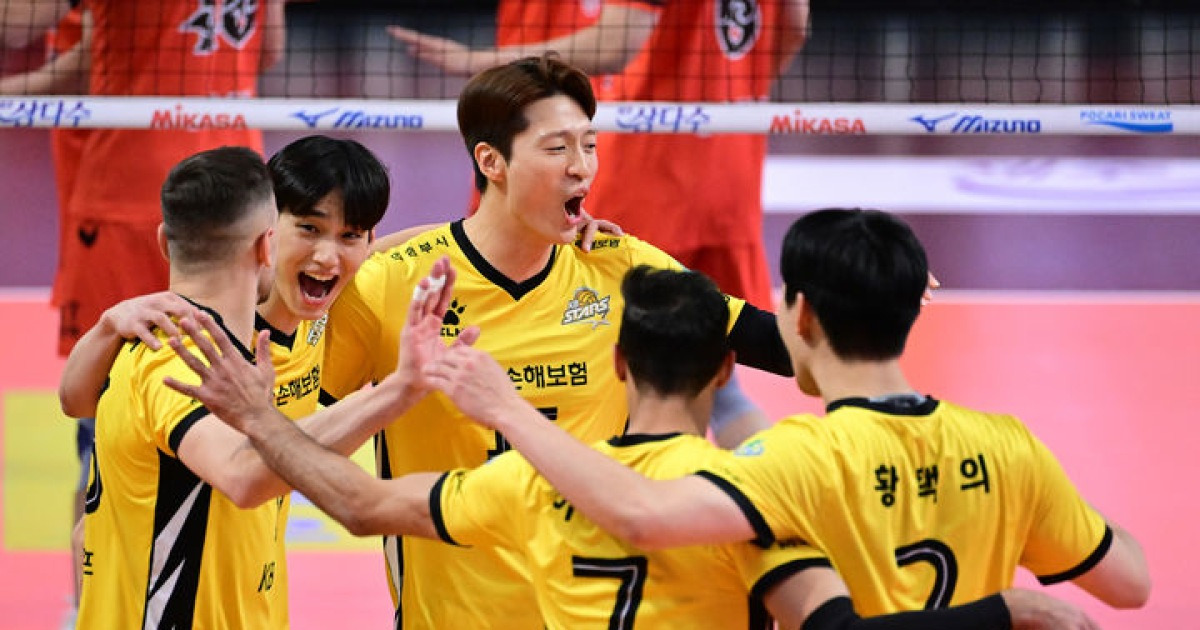 KB손보, OK저축 꺾고 선두 복귀…페퍼, 1위 도로공사 추격(종합)