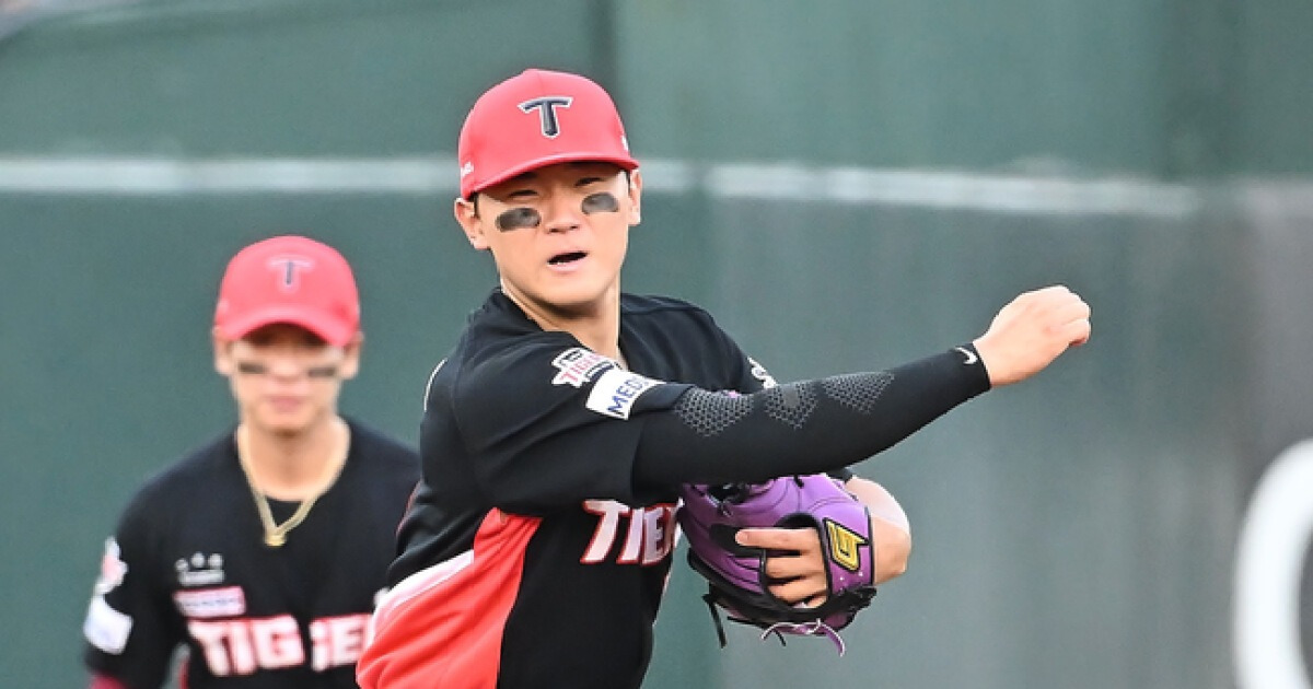 FA 박찬호 두산 이적→김도영 유격수 카드 현실화되나...이범호 감독 "시켜보겠다. 3루 보다는 햄스트링 안전할 수 있다" [오!쎈 오키나와]