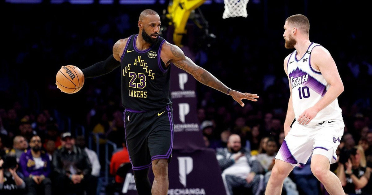 '킹' 르브론, 화려한 복귀…유타전 11점 12어시스트 맹활약