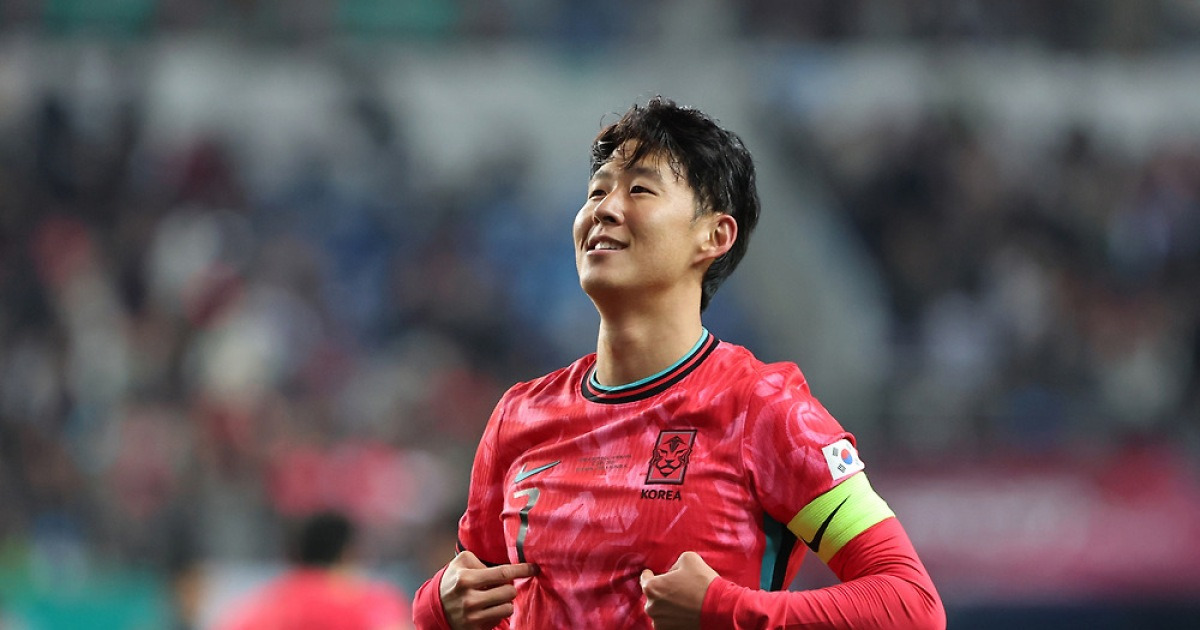 손흥민 "팬들 함성 덕분에 따뜻…내년엔 더 좋은 모습 보일 것"