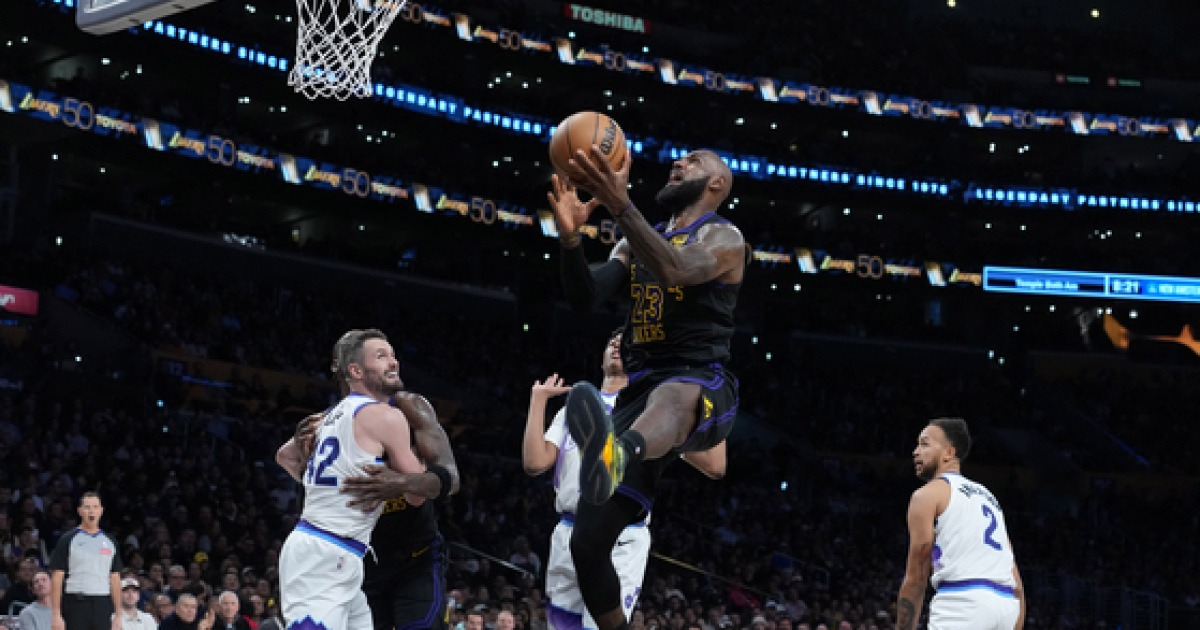 '킹' 르브론, 부상 복귀전에서 더블더블...NBA 최초 23번째 시즌