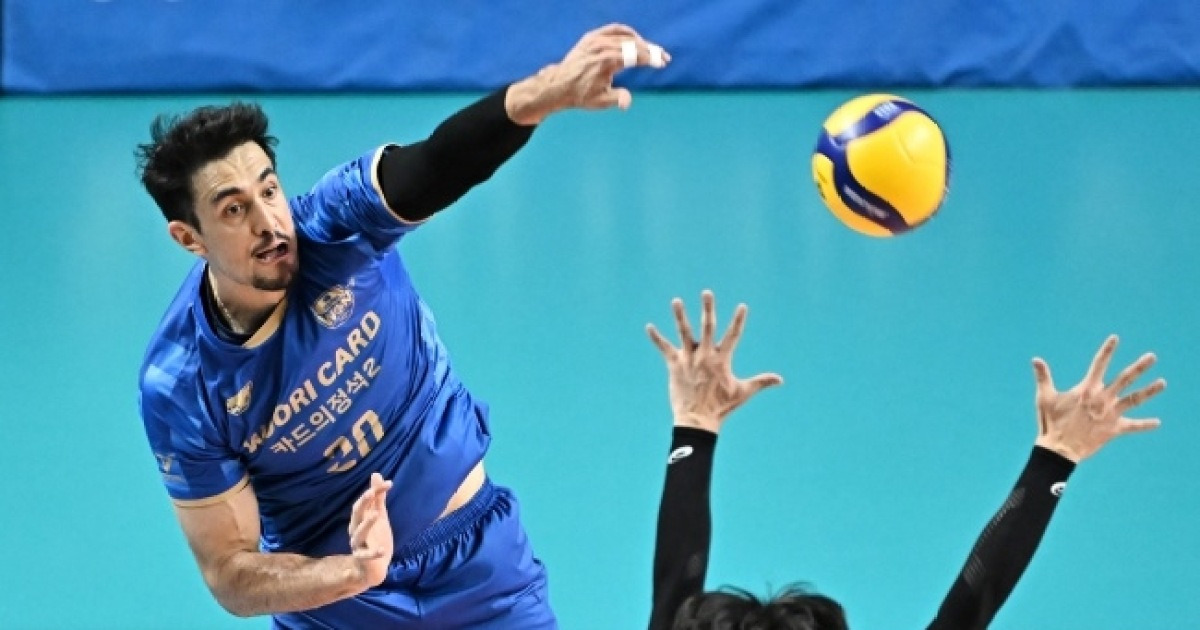 ‘28득점 아라우조의 쇼타임!’ 꼴찌탈출 우리카드…삼성화재로 시작된 연패, 삼성화재로 끝났다! 3-0 완승 [MK장충]