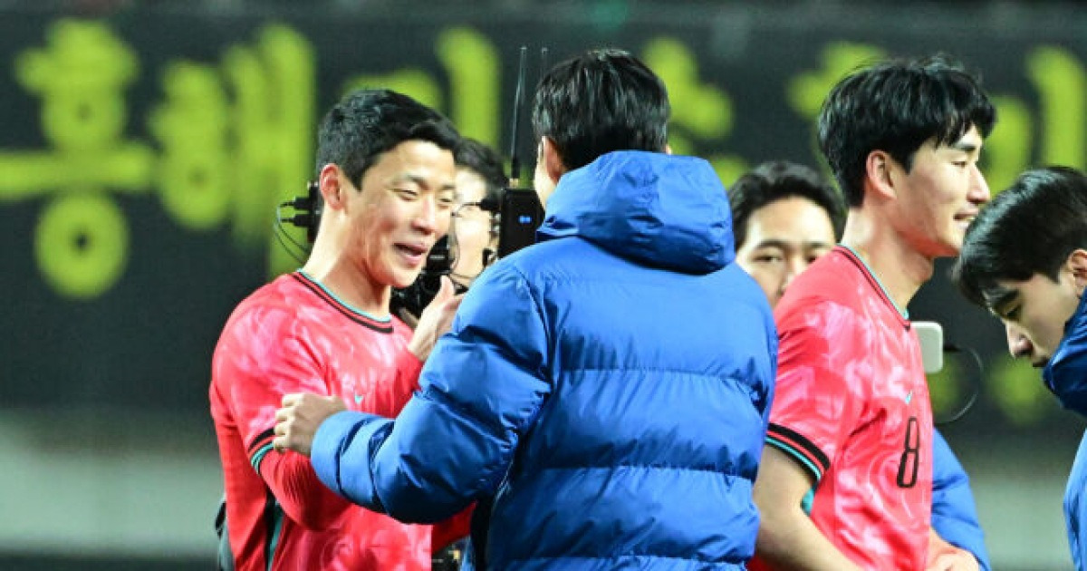 손흥민 눈총 제대로 받은 황희찬 'PK 실책이 이렇게 민망할까' [곽경훈의 현장]