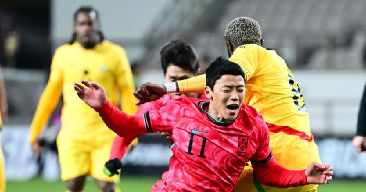 고개를 들 수가... PK 실축→솔직하게 심정 밝힌 황희찬 "팬들 앞에서 부끄럽더라고요... 선수들도 놀렸어요"