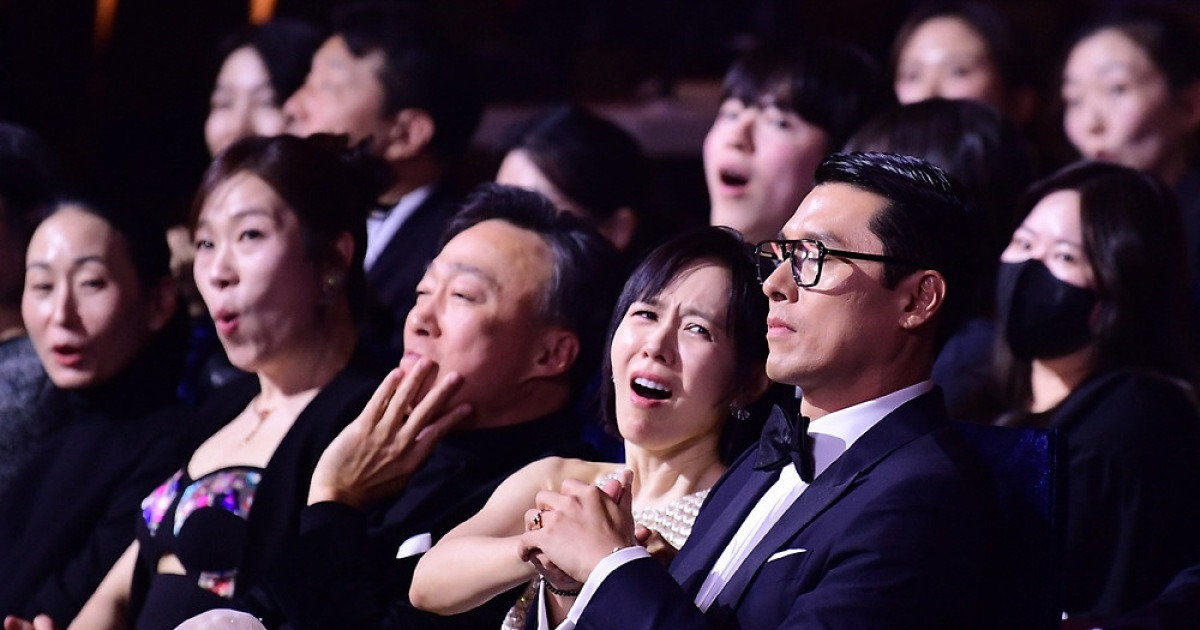 '집안 경사났네' 현빈♥손예진, '사상 초유' 남녀주연상 동반 수상, 인기스타상까지 청룡트로피 4개 추가[청룡영화상 현장]