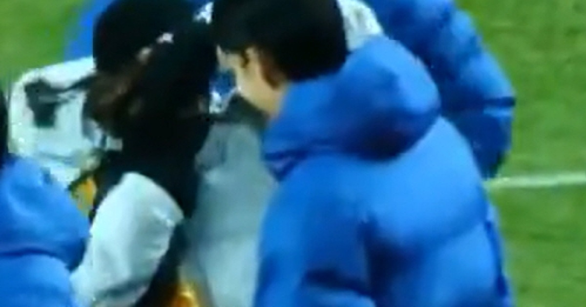 "흥민이형 제발 한 번만..." SON과 15살 차이 '2007년생' 유망주, 찰싹 붙어 세리머니 재롱까지...훈훈한 포옹으로 마무리