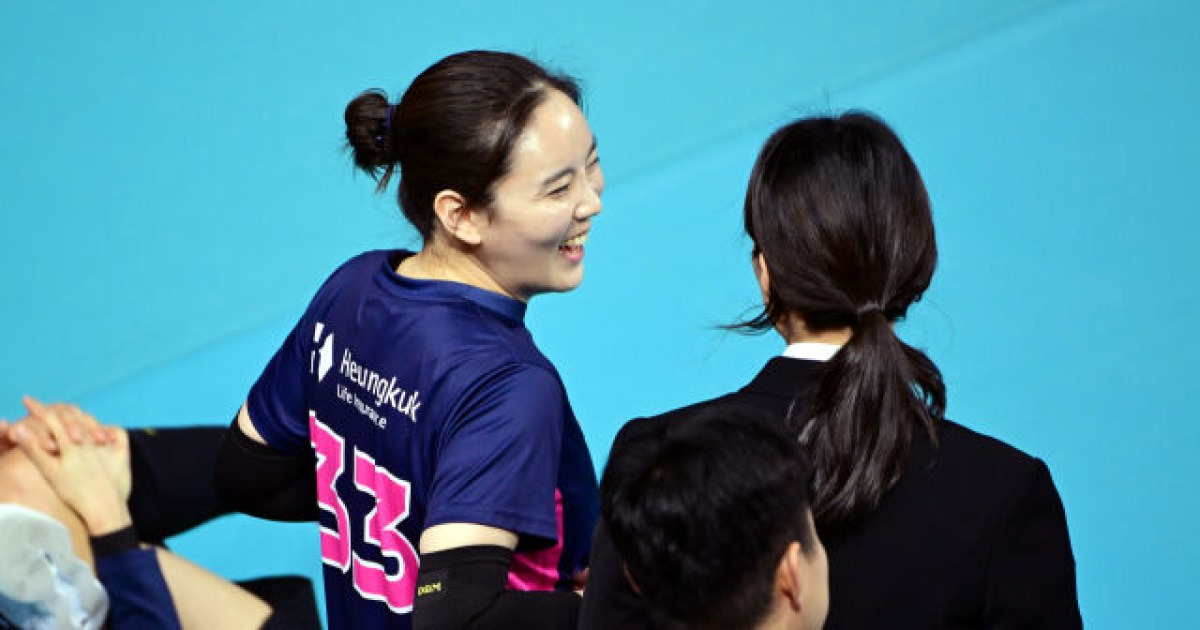 '주먹으로 퍽퍽! 꽃단장도 하셨네'…선수와 해설위원으로 만난 동갑내기 [곽경훈의 현장]