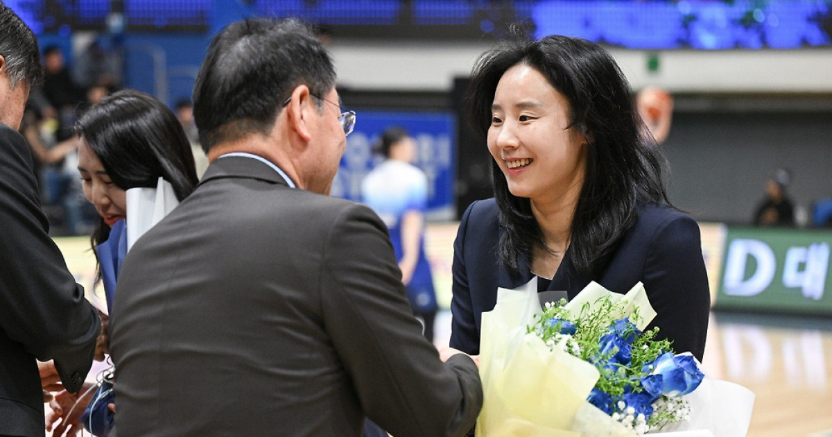 최윤아 감독 '사령탑' 첫 승…'홍유순 맹활약' 인천 신한은행, 부천 하나은행 76-62 제압