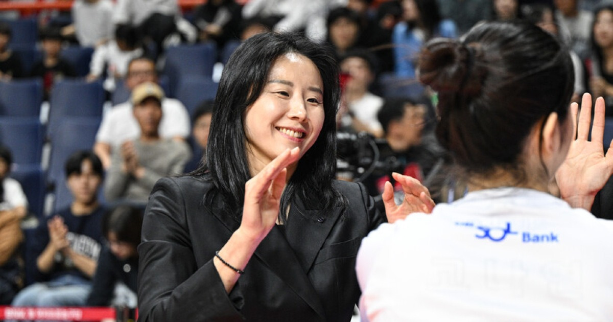 [웜업터뷰] 최윤아 감독의 강조 “수비로 경기 풀어야…실점 최대한 적었으면 해”