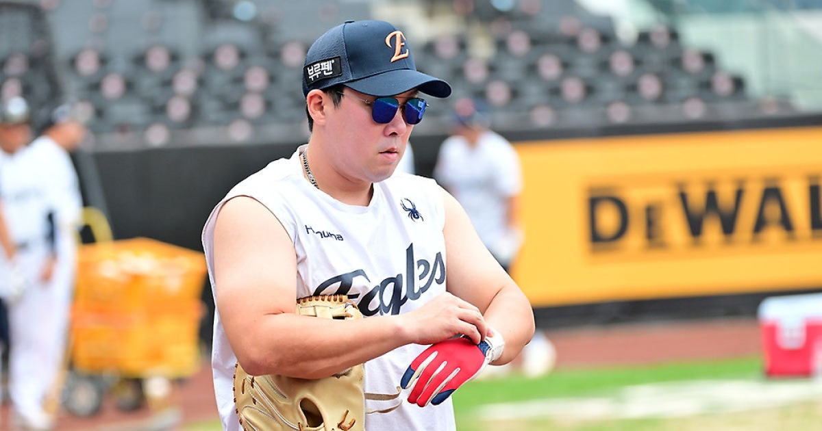 키움, 안치홍 계약 조건 '전격 공개'…'연봉+옵션+이적료' 합쳐 2년 최대 15억 부담