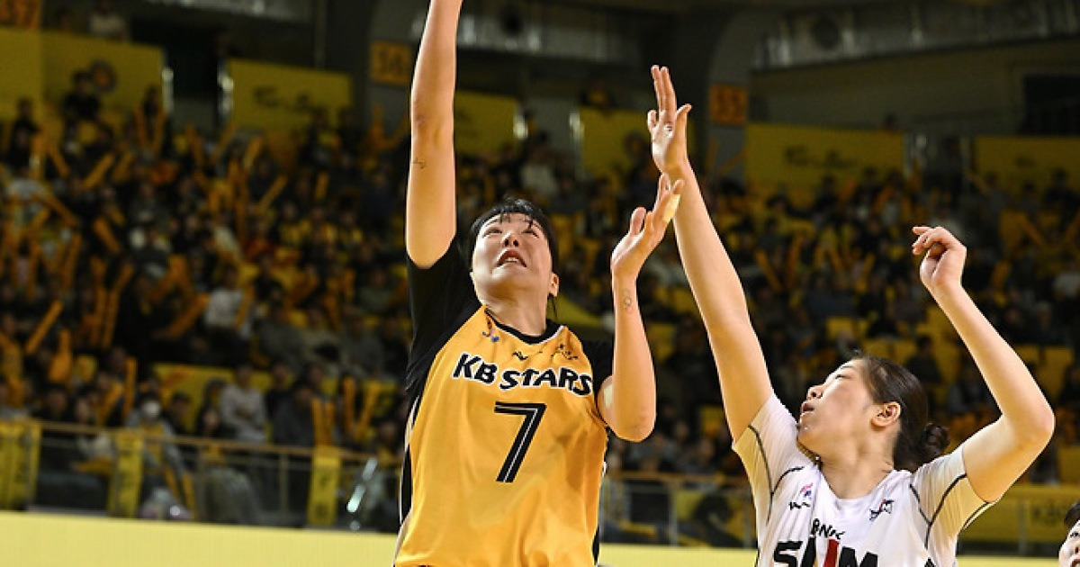 역시 ‘슈퍼팀’...KB, 지난 시즌 챔피언 BNK도 꺾고 2연승 선두