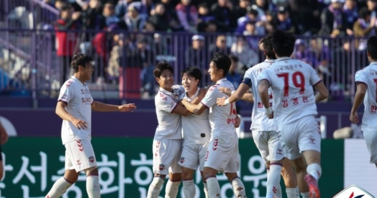 ‘울산 결과 기다린다! 6경기 만에 승리’…수원FC의 승강 PO 탈출 희망가, ‘잔류 확정’ 안양에 1-0 신승 [MK안양]