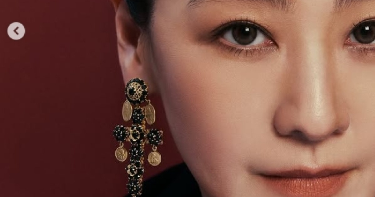 이미연, 화보로 전한 근황‥10년 공백 무색한 아름다움