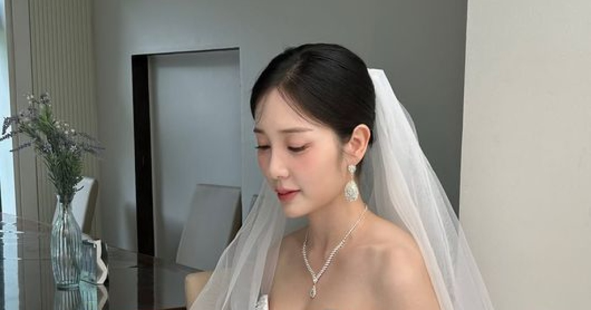 윤채경, '싱글대디' 이용대와 열애설 나더니…웨딩드레스 입었다