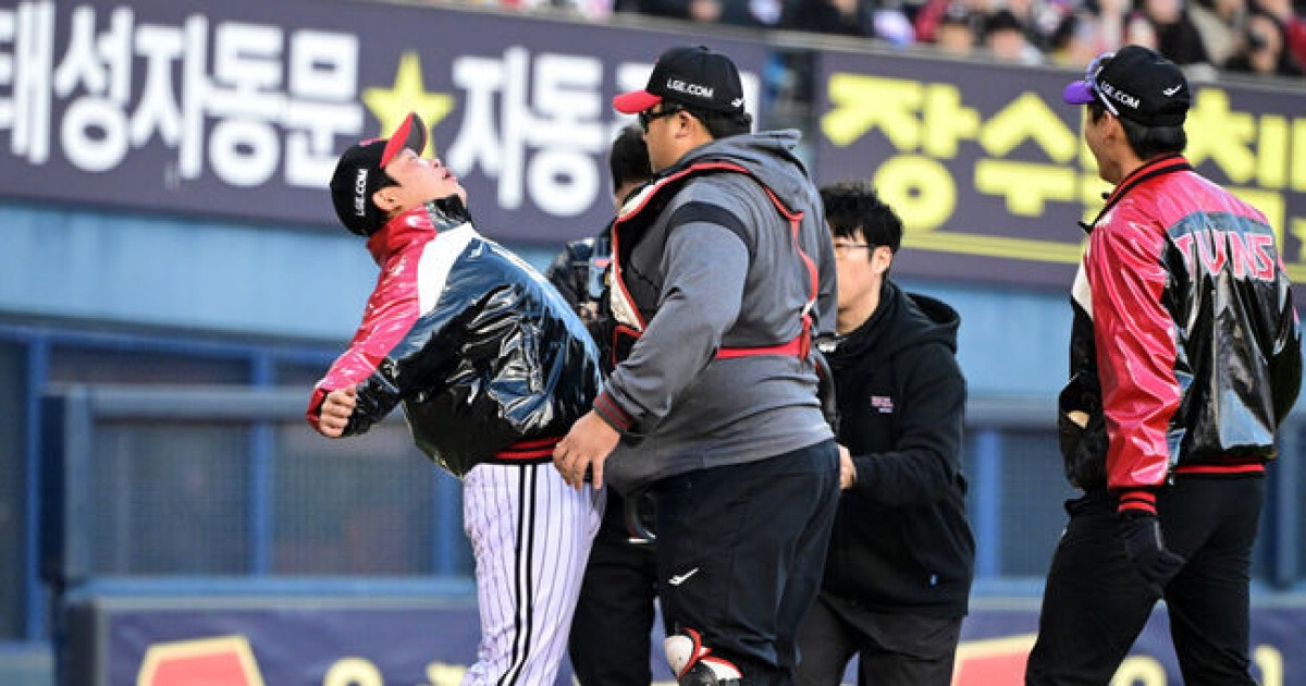 염갈량 배치기 퇴장 패러디-차명석 단장 유격수 꽈당-구본혁 145km 깜짝투...LG 청백전2, 폭소와 퍼포먼스 넘쳤다