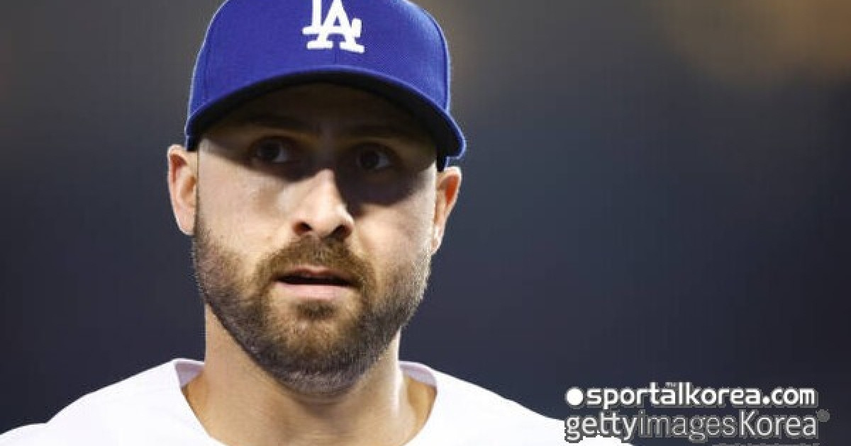 '충격적인 소식', 2년 연속 40홈런 쳤던 추신수 前 동료, 타자 아닌 투수로 전향...MLB 복귀 노려